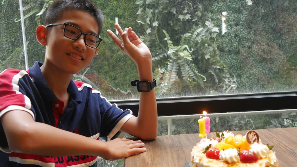 13歲生日吃蛋糕(12y11m)