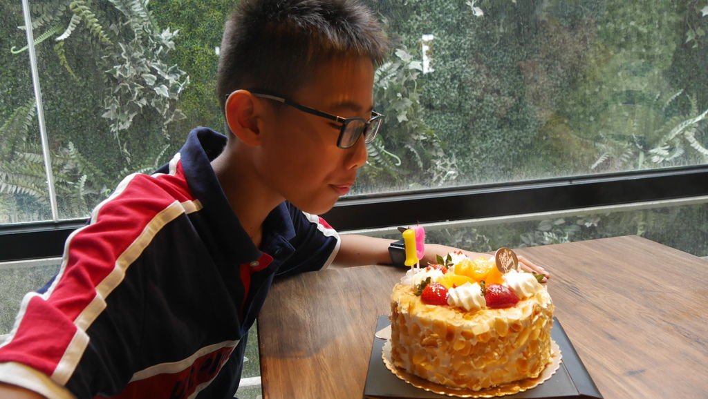 13歲生日吃蛋糕(12y11m)