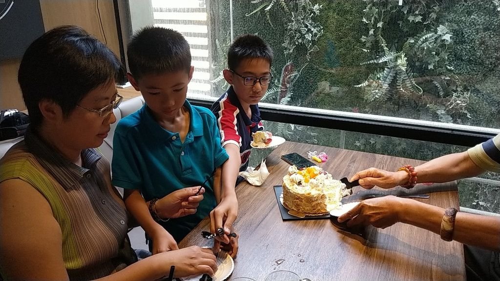 13歲生日吃蛋糕(12y11m)