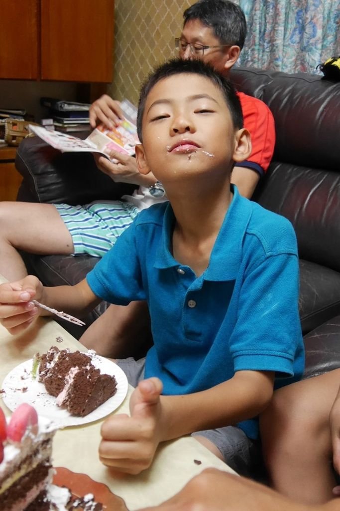 13歲生日吃蛋糕(12y11m)