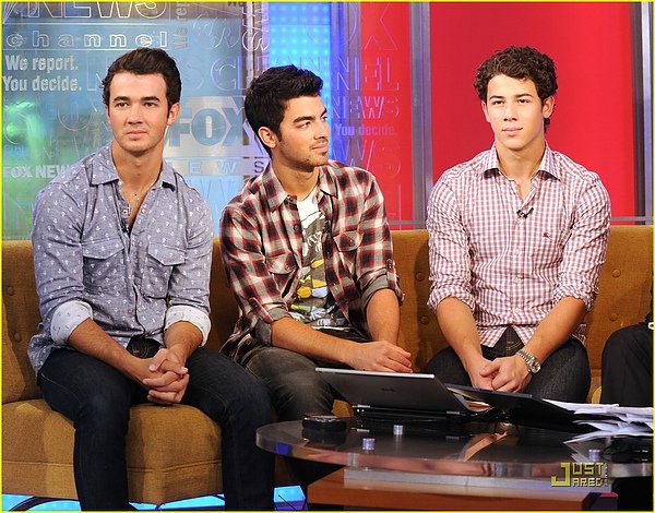 jonas-brothers-fox-friends-01.jpg