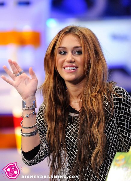 miley-cyrus-waving.jpg