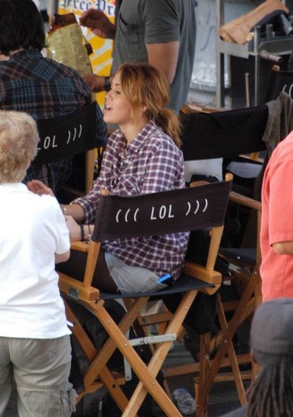 Miley-Cyrus_COM_LOLLaughingOutLoud_OntheSet_26Aug2010_00.jpg