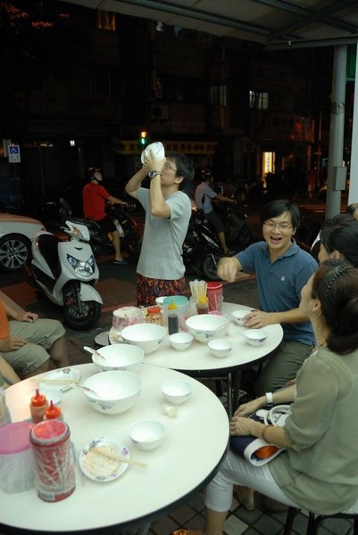 兵兵~太誇張了吧!!  廚餘的傳統,通通清乾淨