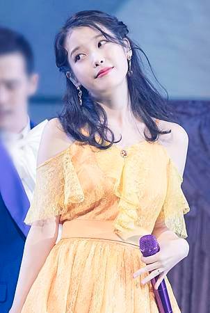 IU_at_%5Cdlwlrma%5C_concert_in_Jeju_on_January_5,_2019_(3).jpg