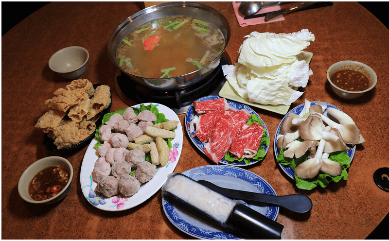 台南美食！友利火鍋！開業近30年老店！沙茶爐超好吃！必點魚冊