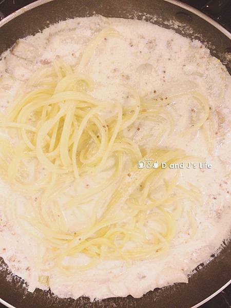 加入義大利麵、mozzarella起司絲，  並在鍋中收汁，讓每條麵條都裹覆著奶油芥末籽醬