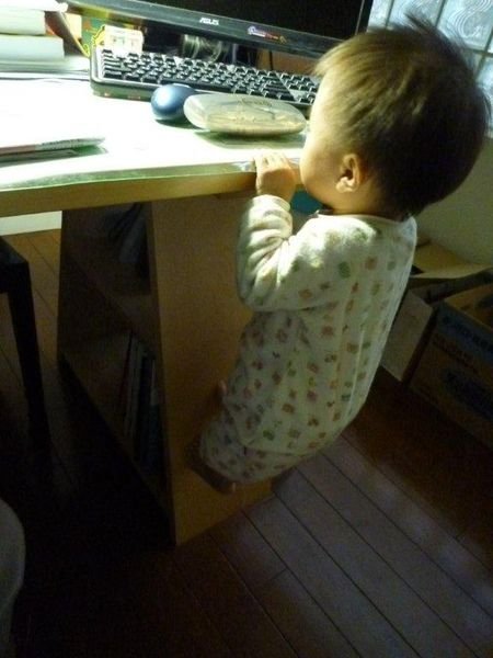 攀爬高手 練習場三: 書桌 =&gt; 哇~ 我沒辦法放手抓鍵盤了~ 誰借我一支手?