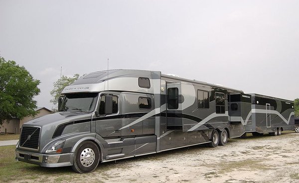 800px-Powerhouse_Coach_-_luxury_motor_coach_based_on_Volvo_NH12.jpg