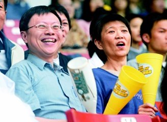 美青看棒球.jpg
