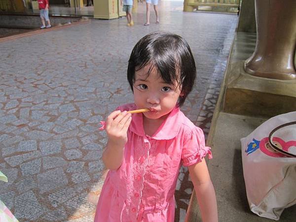 吃著零食的渝.jpg