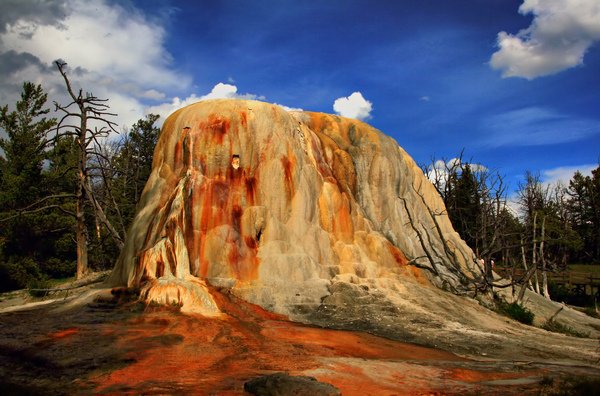 Orange_Spring_Mound_in_Yellowstone_National_Park_2.jpg