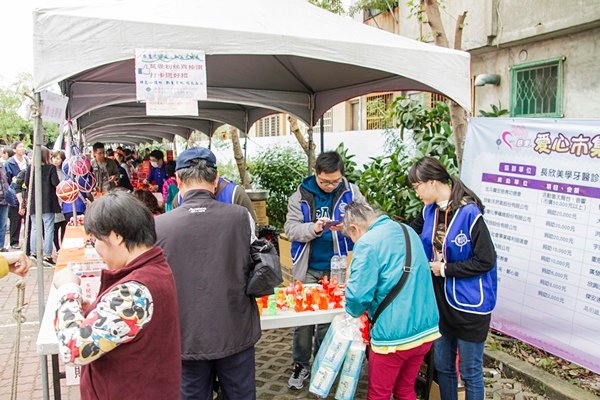 2017彰化慈愛愛心市集園遊會-打卡送吹泡泡.jpg