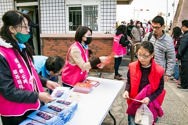 107年線西鄉元旦升旗健行-領取紀念品與闖關卡.jpg