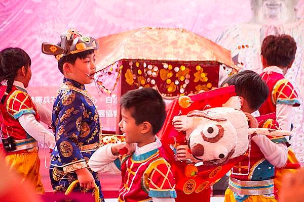 花壇鄉立幼兒園演出文德宮白沙坑迎燈排短劇1.jpg