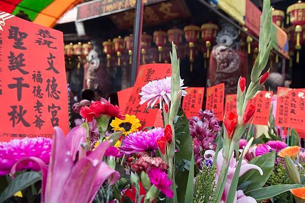 信眾敬獻鮮花向土地公祝壽、祈福.jpg