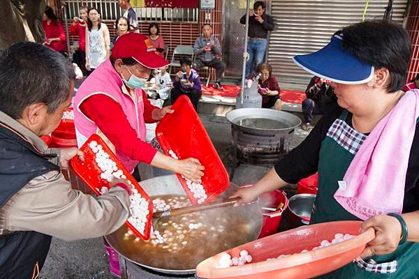 廟方準備平安圓（湯圓）供民眾享用「吃平安」.jpg