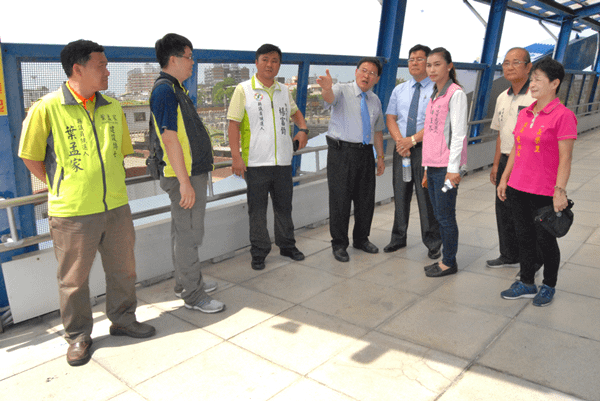 彰化市長邱建富等人在彰化火車站跨站人行天橋上會勘動線.png