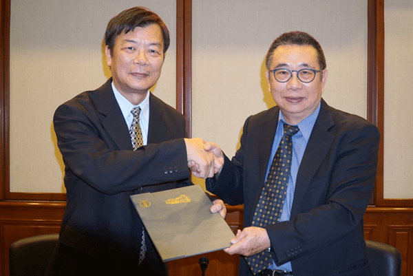 大葉大學獲教育部核定，電機系廖豐標老師(左)創立第一家衍生事業煜晟科技(右梁卓中校長).png