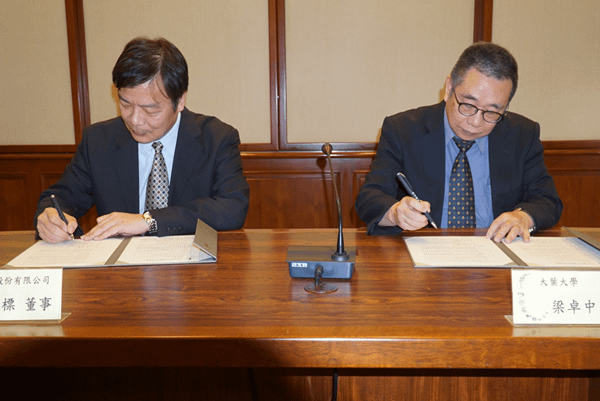 大葉大學校長梁卓中(右)與煜晟科技創辦人廖豐標(左)代表雙方簽約.png
