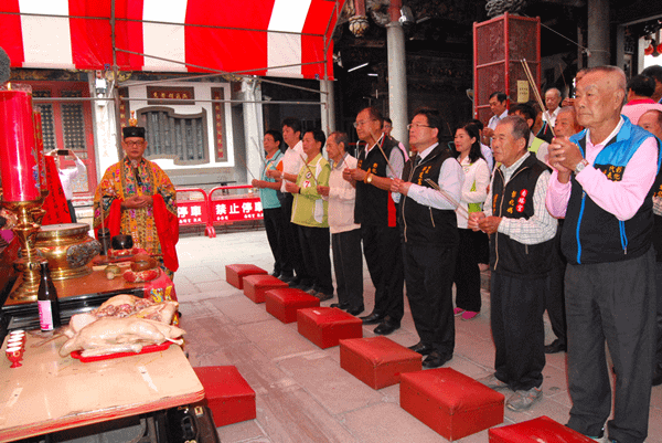 南瑤宮管理人-彰化市長邱建富(右3)等人在置天台儀式上香.png