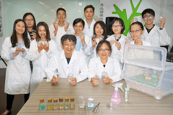 大葉大學食科系副教授洪淑嫻(坐排右)、分生系副教授游志文(坐排左)獲科技部獎助，推廣科普教育.png