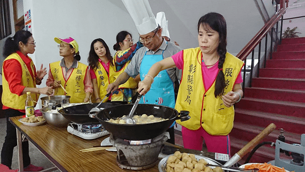 北斗警察分局犒賞員警辛勞 副座化身大廚炒高麗菜6.png