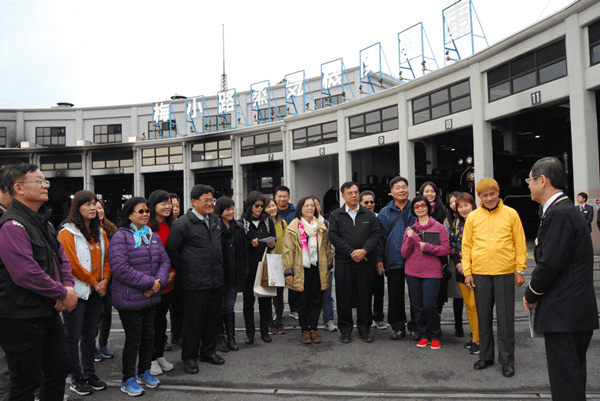 彰化市長邱建富（左5）在京都鐵道博物館聽取館長三浦英之（右）的簡報.png