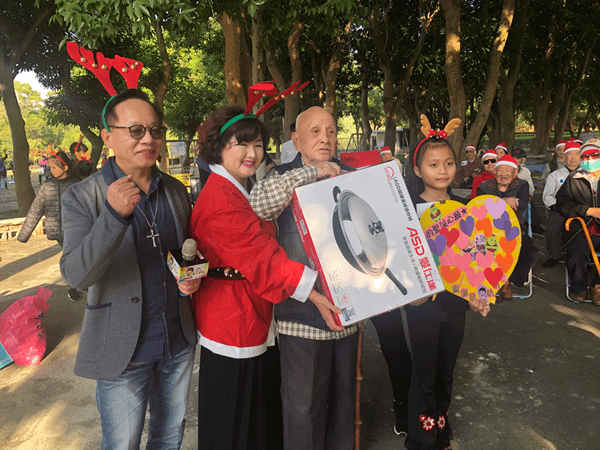 中彰榮家爺奶與家扶兒一起學貓叫 聖誕圓夢趴踢溫馨又熱鬧5.png