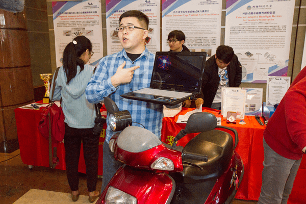 外掛式機車適應性頭燈裝置.png