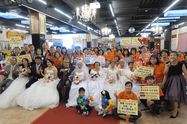 弘道不老婚紗圍爐餐會 百歲人瑞攜手完成世紀婚禮1.png