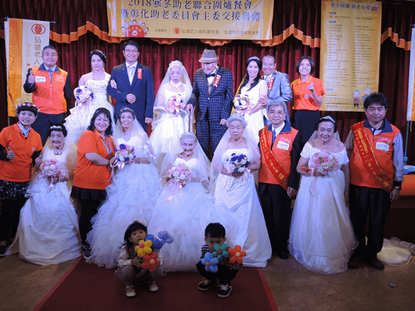 弘道不老婚紗圍爐餐會 百歲人瑞攜手完成世紀婚禮2.png