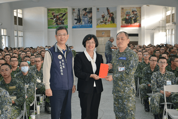 王惠美前往成功嶺探視彰化役男子弟兵1.png
