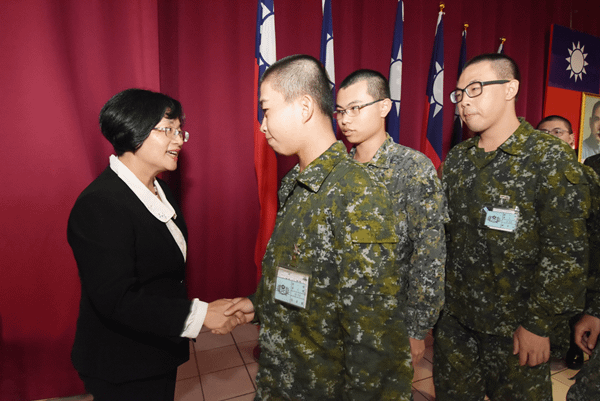 王惠美前往成功嶺探視彰化役男子弟兵2.png