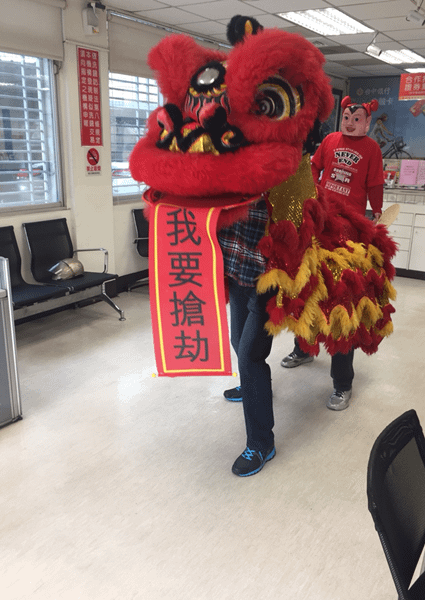 歹年冬大頭佛率舞獅團搶銀行 彰警防搶演練創意十足2.png