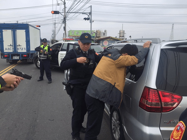 歹年冬大頭佛率舞獅團搶銀行 彰警防搶演練創意十足8.png