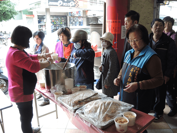 尾牙拜麻糬可黏錢 彰化市大東門福德祠舉行祝壽慶賀祭典6.png