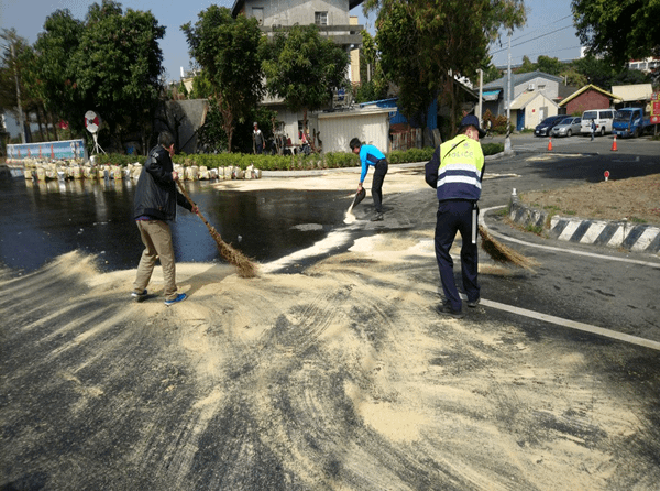 馬路變「薄」油路 貨車載泰山沙拉油灑滿地5.png