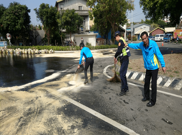 馬路變「薄」油路 貨車載泰山沙拉油灑滿地4.png