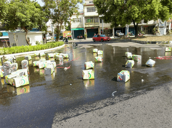 馬路變「薄」油路 貨車載泰山沙拉油灑滿地6.png