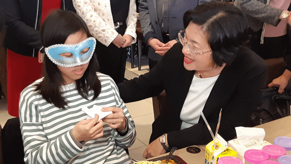 彰化縣長媽媽王惠美與監護的孩子們聚餐圍爐2.png