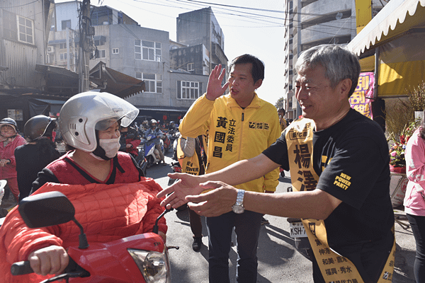 黃國昌立委南下彰化為楊澤民輔選 鹿港菜市場掃街拜票兼拜年2.png