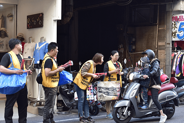 黃國昌立委南下彰化為楊澤民輔選 鹿港菜市場掃街拜票兼拜年7.png