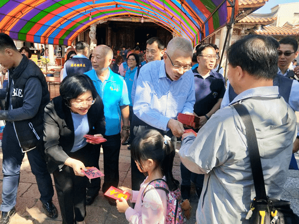 蔡英文與吳敦義到彰化鹿港祈福參拜 王見王拚人氣兼立委輔選3.png