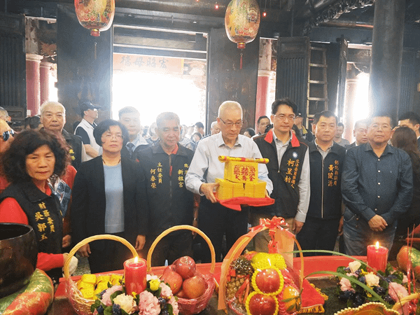 蔡英文與吳敦義到彰化鹿港祈福參拜 王見王拚人氣兼立委輔選1.png