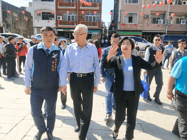 蔡英文與吳敦義到彰化鹿港祈福參拜 王見王拚人氣兼立委輔選8.png