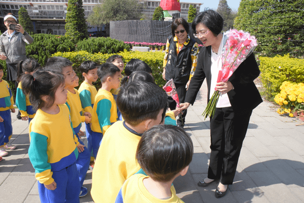 西洋情人節製造浪漫 彰化溪州公園花博園區送玫瑰花1.png