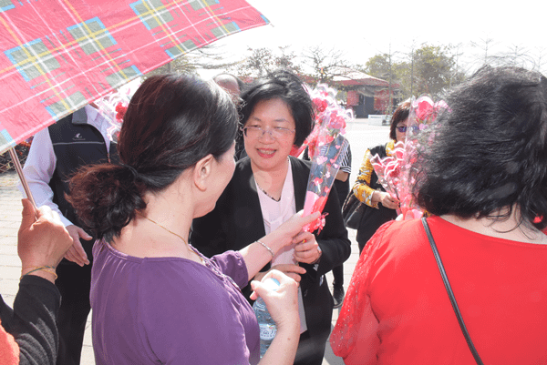 西洋情人節製造浪漫 彰化溪州公園花博園區送玫瑰花2.png