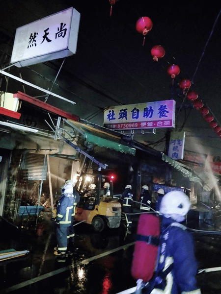 彰化社頭鄉菜市場深夜大火 打火兄弟迅速控制火勢2.png