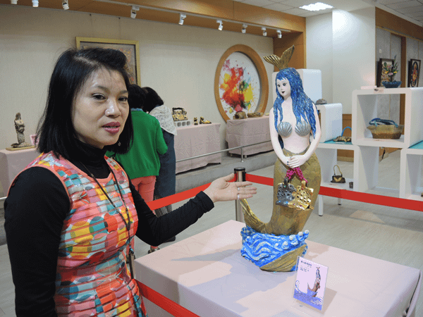 張貴菜多媒材創作個展 員林家商圖書館展出3.png
